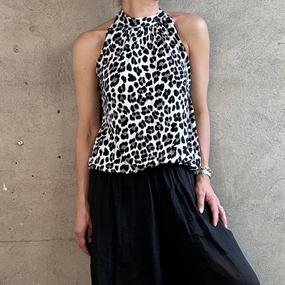 American Neck Top Leo Black