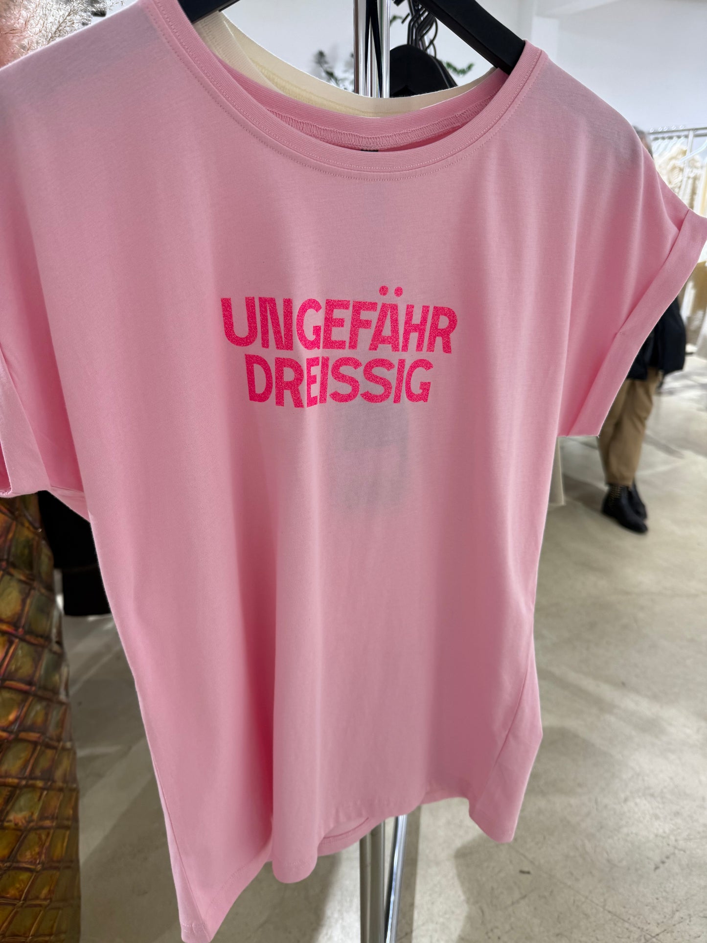 Be Famous Tshirt Ungefähr Dreissig