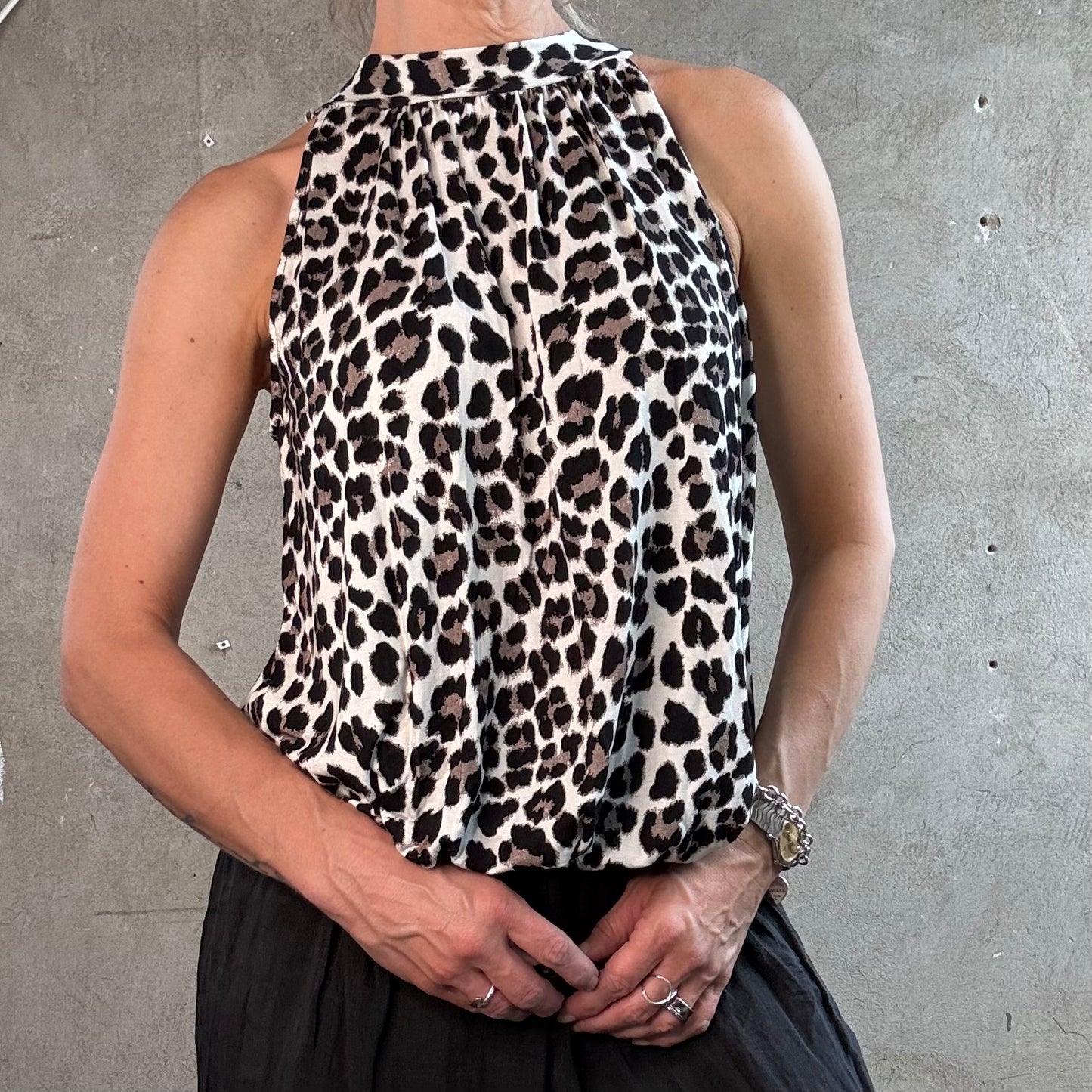 American Neck Top Leo Black