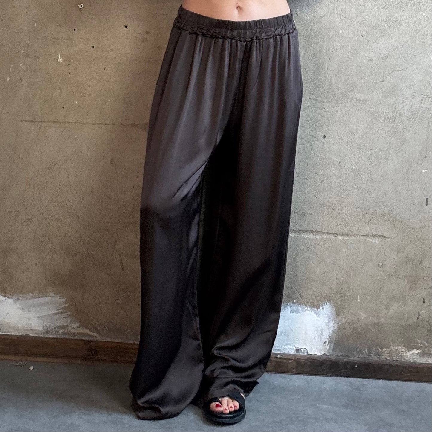 Satinhose in Braun