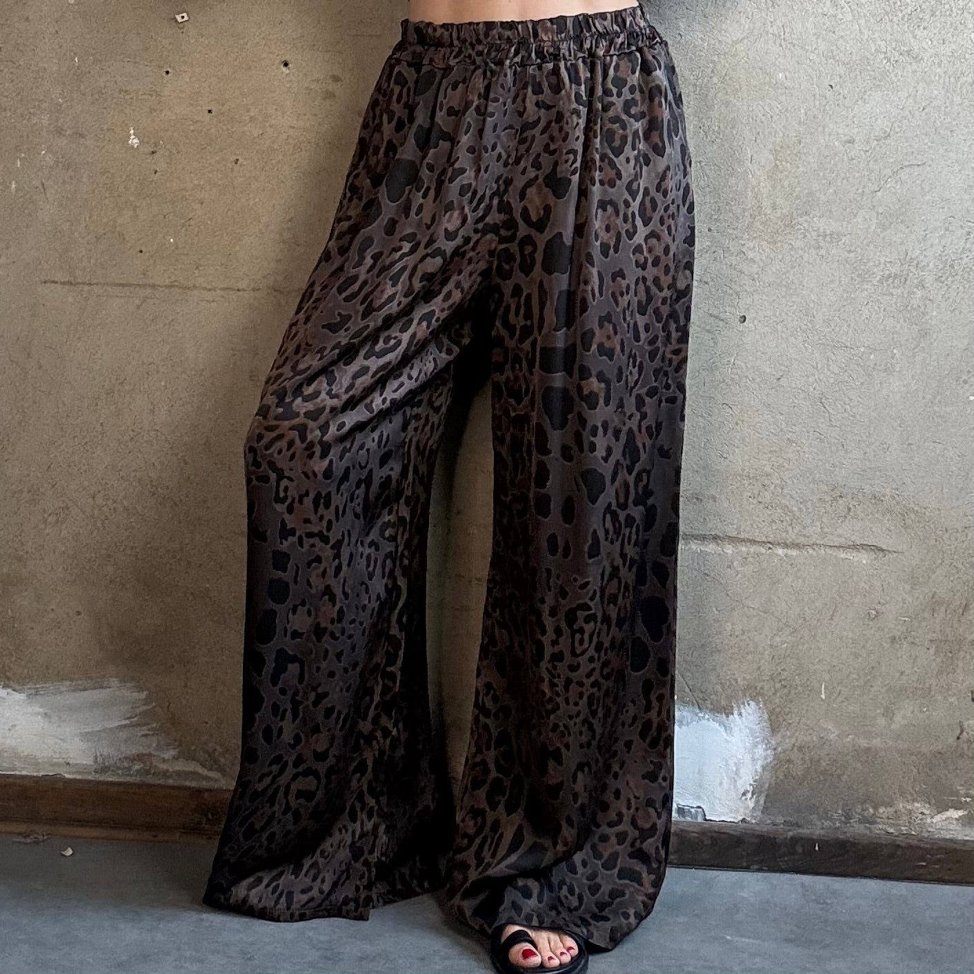 Satinhose mit Leoprint