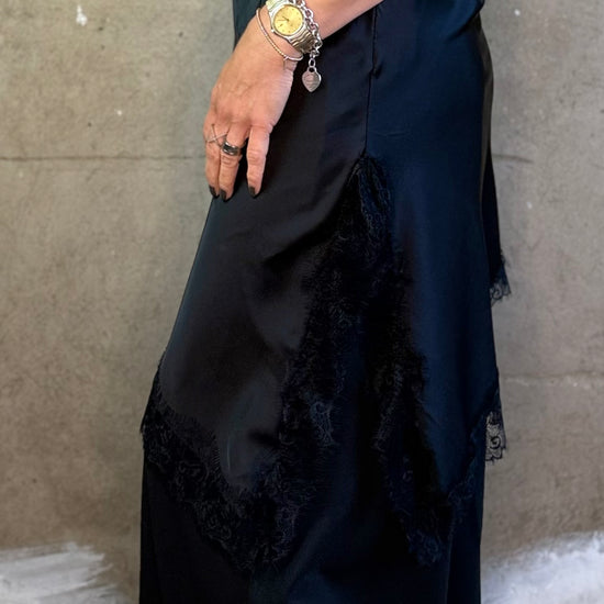 Asym. Spitzenkleid