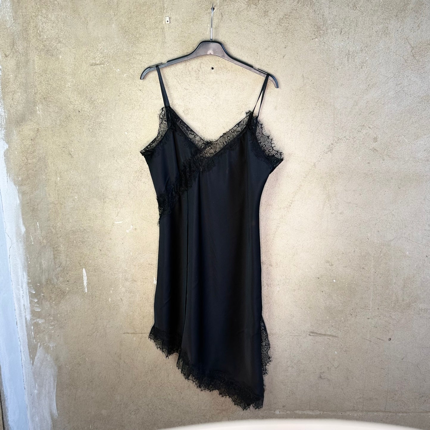 Asym. Spitzenkleid