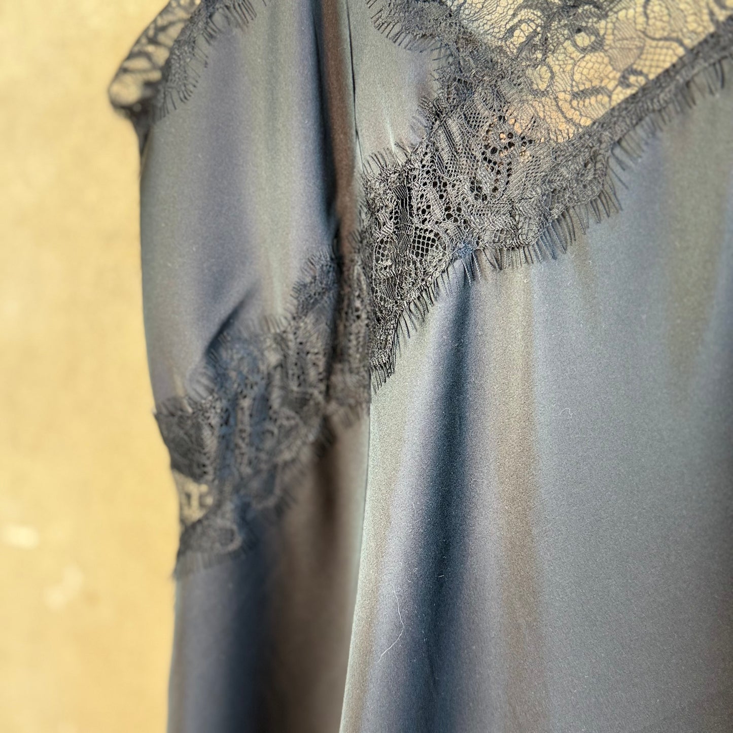 Asym. Spitzenkleid