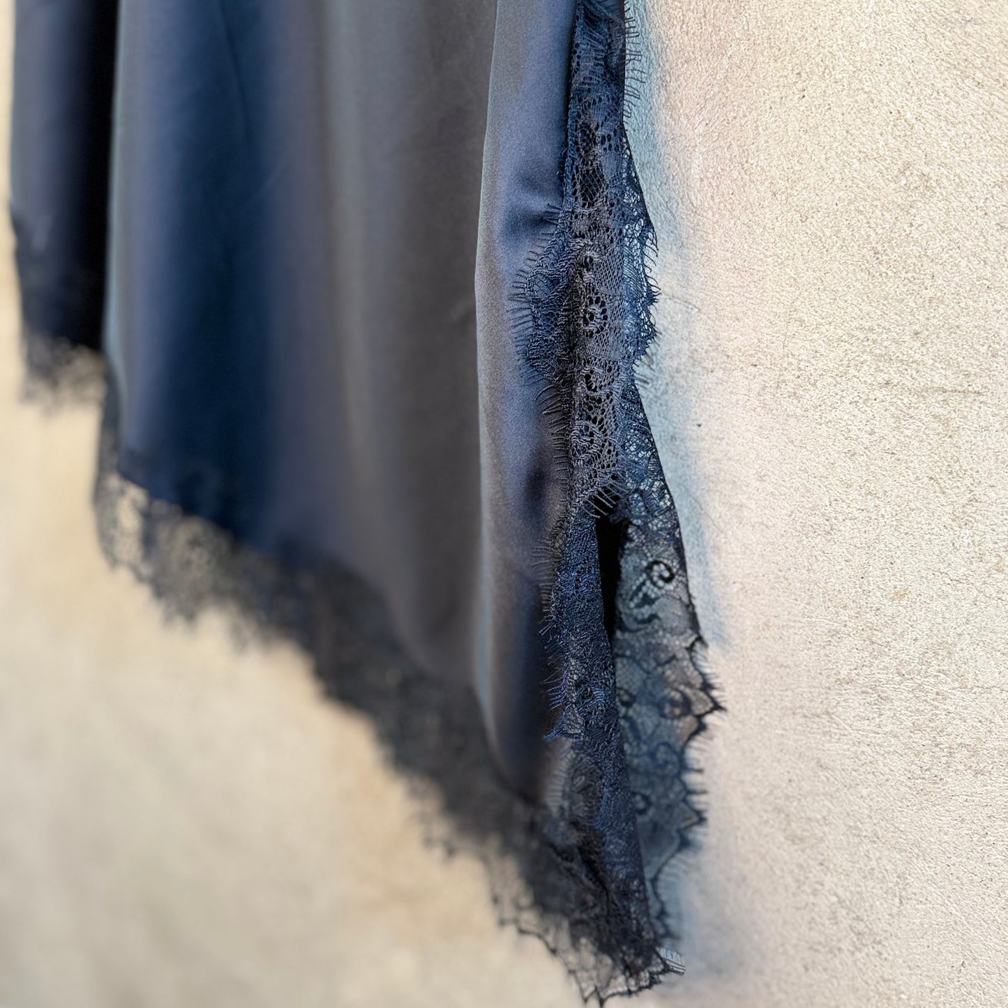 Asym. Spitzenkleid