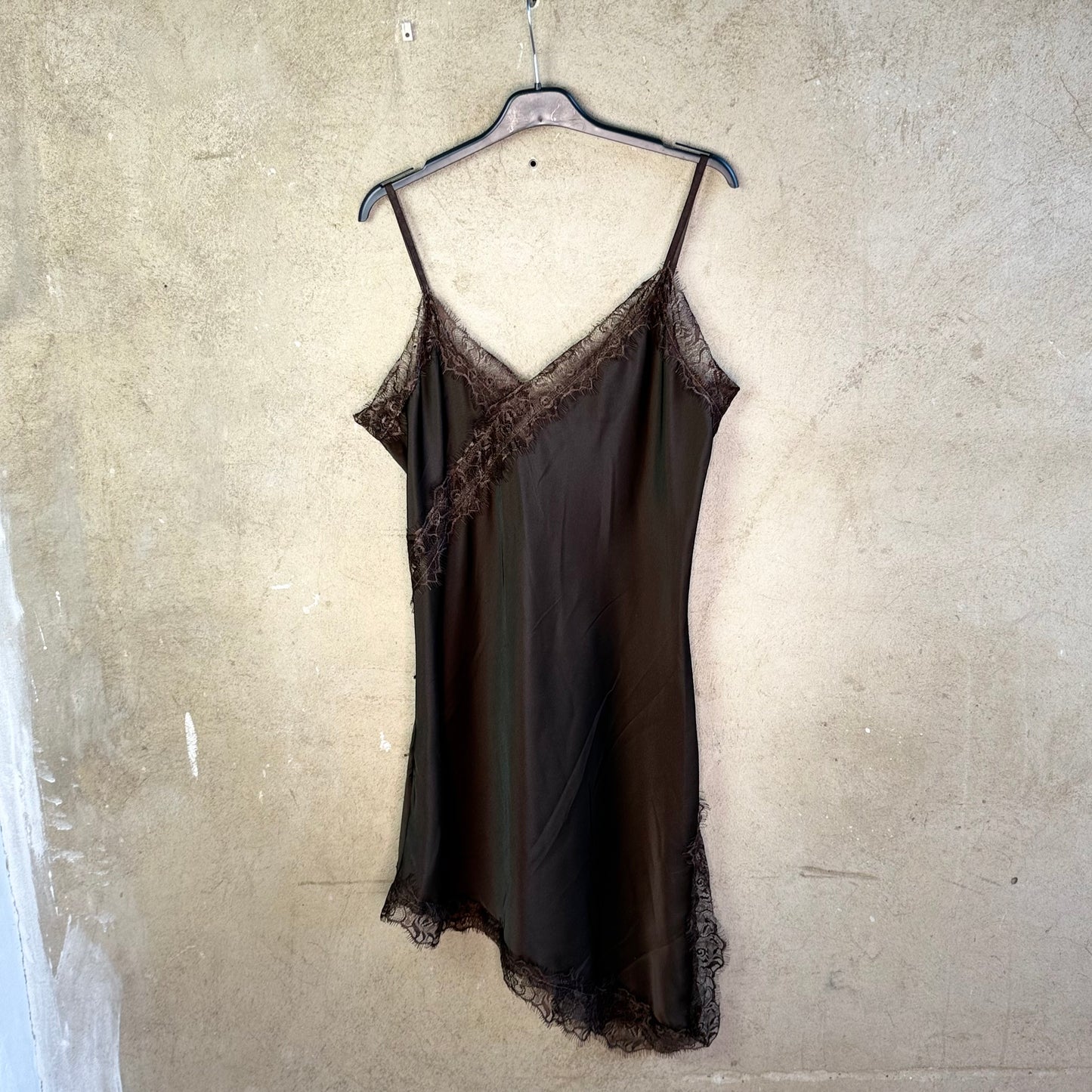 Asym. Spitzenkleid