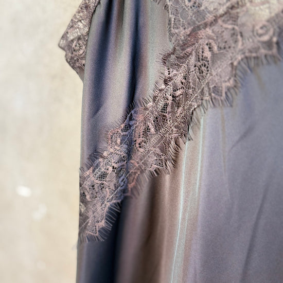 Asym. Spitzenkleid