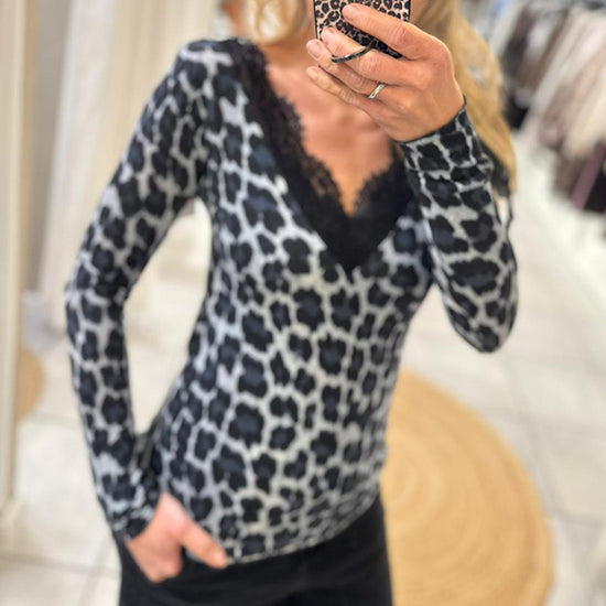 Longsleeve V-Neck Lace & Leo