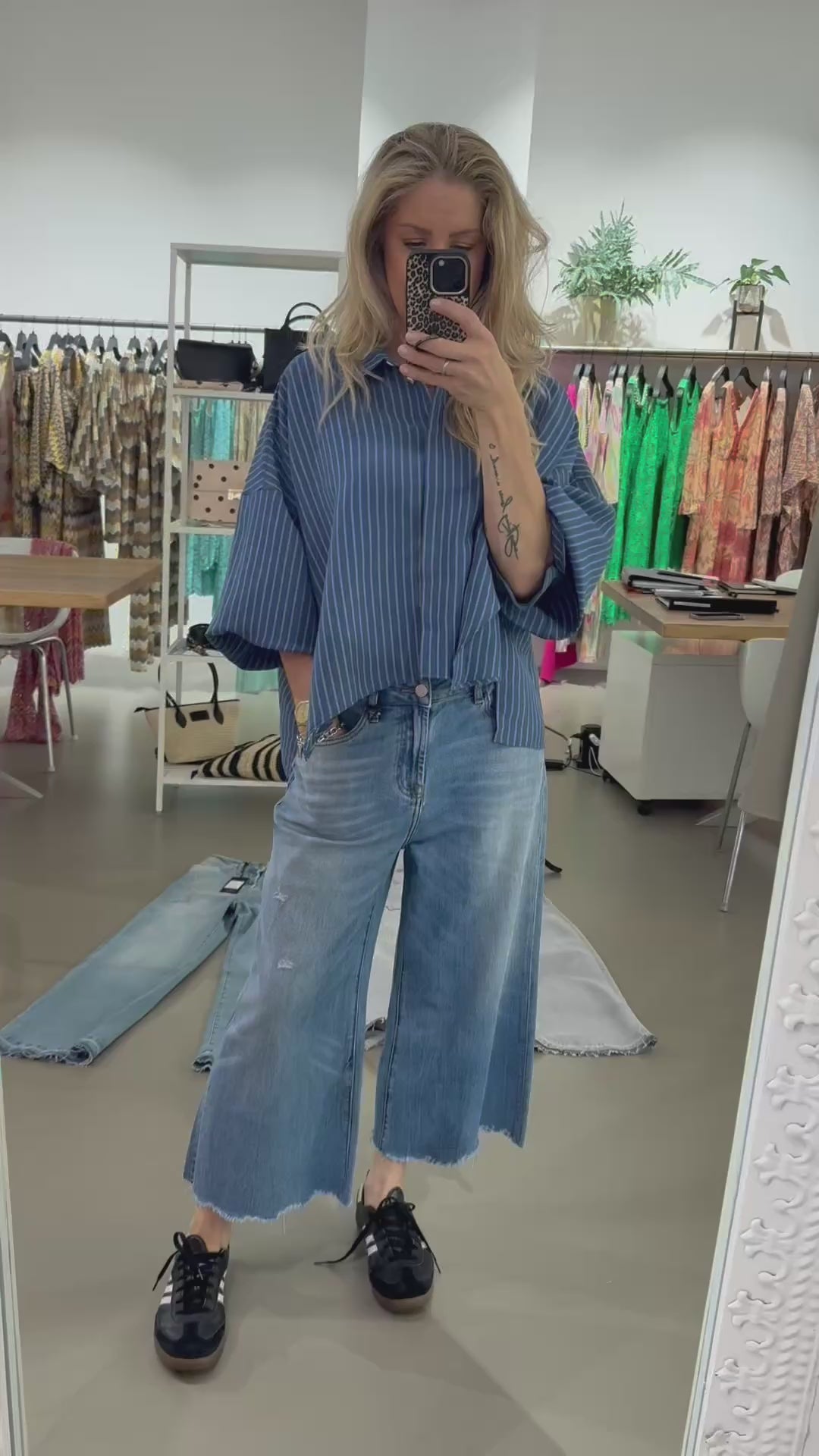 Laden und Abspielen von Videos im Galerie-Viewer, ER Frankalia Bluse
