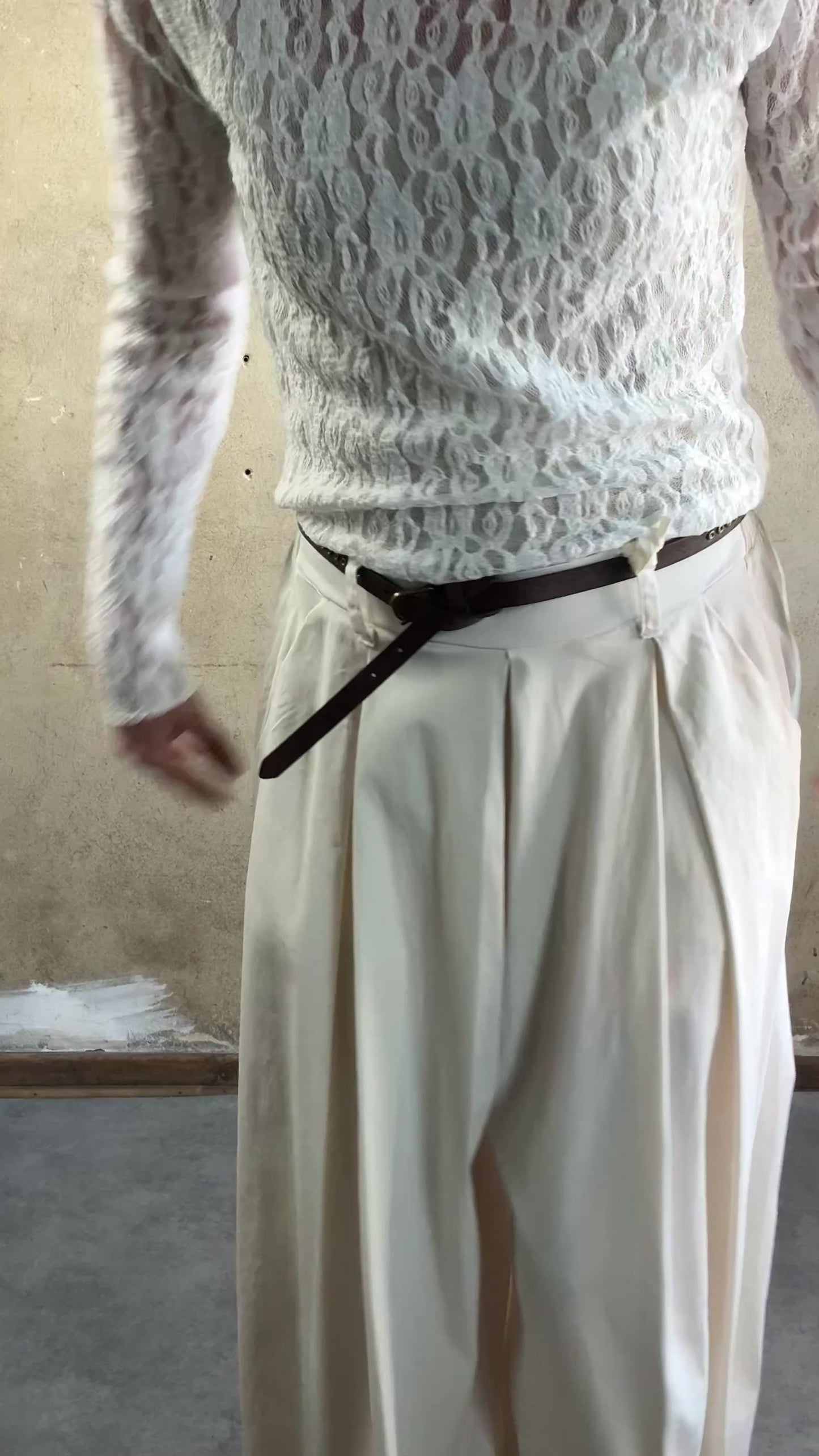 Laden und Abspielen von Videos im Galerie-Viewer, Wideleg Trouser Ecru
